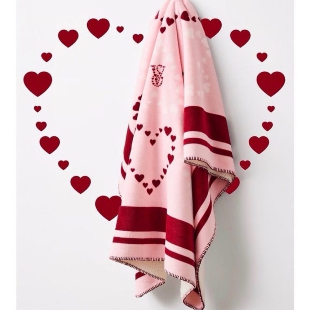 Victoria's Secret pink heart blanket🩷